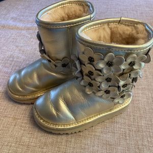 T Classic Short Flora Ugg boots, size 9 T. Fur lining. Used but good condition.